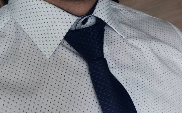 Ανδρικό λευκό πουκάμισο με μπλε γραβάτα από κοντά - Φωτογραφία, εικόνα