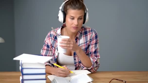 Female student learning at home - Materiał filmowy, wideo