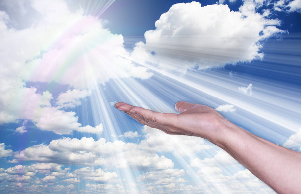 Θεραπεύοντας τα χέρια στον ουρανό με φωτεινό ηλιοφάνεια - Φωτογραφία, εικόνα