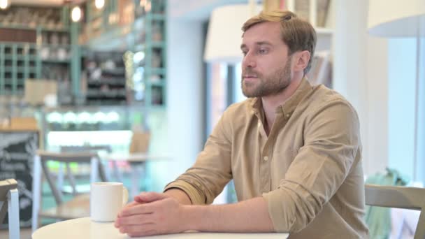 Znepokojený mladý muž Přemýšlení o kreativní nápad v kavárně - Záběry, video