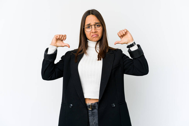 Junge Geschäftsfrau mit gemischter Rasse isoliert auf weißem Hintergrund fühlt sich stolz und selbstbewusst, Vorbild zu sein. - Foto, Bild