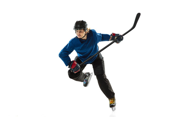 Joven jugadora de hockey con el palo en la pista de hielo y fondo blanco
 - Foto, Imagen