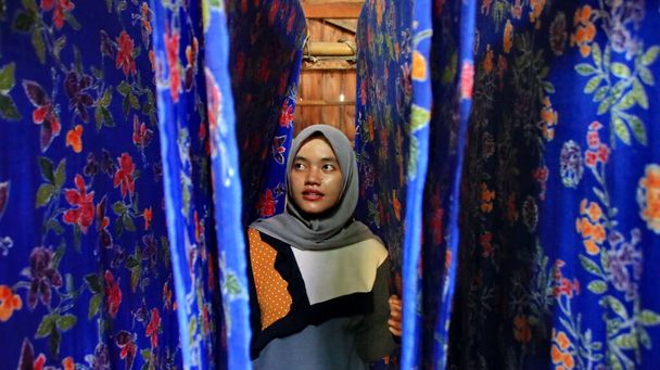  Działalność podejmowania batik, Tworzenie i projektowanie białej tkaniny przy użyciu kantingu i malam przez trzaskanie nad tkaniną, Pekalongan, Indonezja, 7 marca 2020 - Zdjęcie, obraz