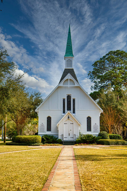 Pieni valkoinen kirkko alas Lane
 - Valokuva, kuva