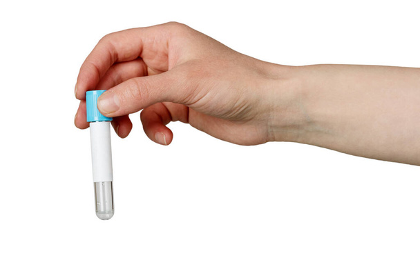 Vial estéril para análisis de sangre en mano de mujer aislada sobre fondo blanco
 - Foto, Imagen