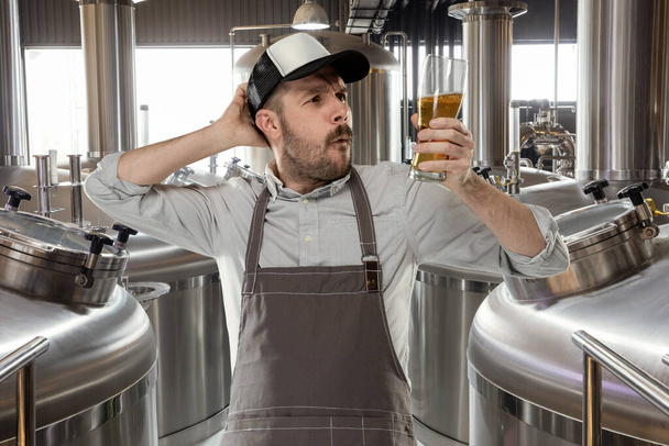 Professional brewer on his own craft alcohol production - Foto, Bild