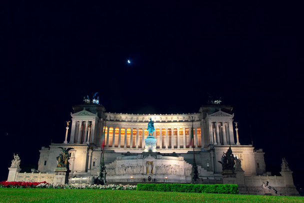 Алтарь Отечества в Риме освещенный ночью
  - Фото, изображение