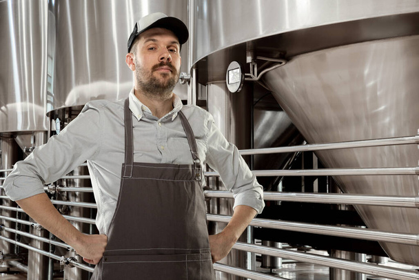 Professional brewer on his own craft alcohol production - Valokuva, kuva