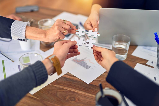 Grupo de trabajadores de negocios con las manos juntas conectando piezas de rompecabezas en la oficina
 - Foto, Imagen