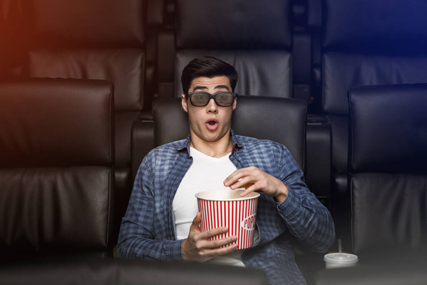 Jeune homme au regard choqué sur son visage au cinéma
 - Photo, image