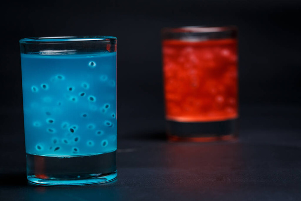 Red and blue cocktail on a black background - Foto, Bild