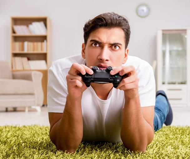 Hombre adicto a los juegos de ordenador - Foto, Imagen