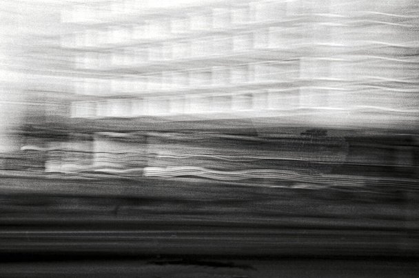 Rozmazané černobílé analogové fotografie městských kancelářských budov - Fotografie, Obrázek
