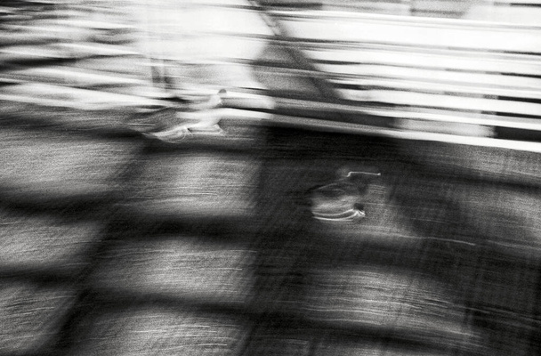 Fotografía analógica en blanco y negro borrosa de un puente urbano
 - Foto, Imagen