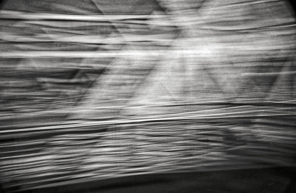 Fotografia analógica em preto e branco desfocada de uma ponte urbana
 - Foto, Imagem