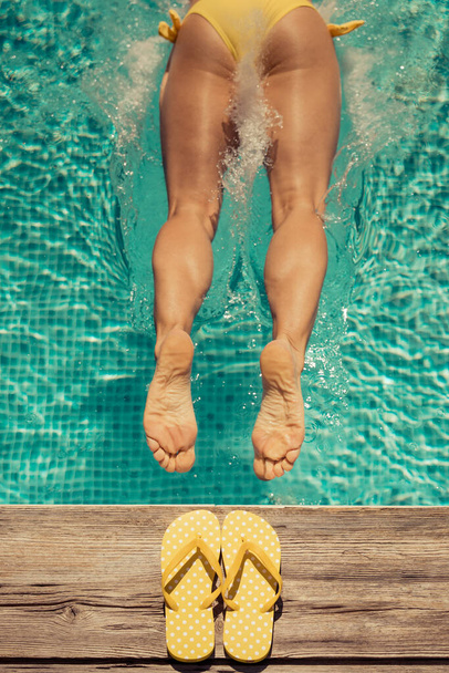 Femme qui s'amuse en vacances d'été. Fille sautant dans la piscine. Concept de mode de vie sain actif. Vacances de printemps
! - Photo, image