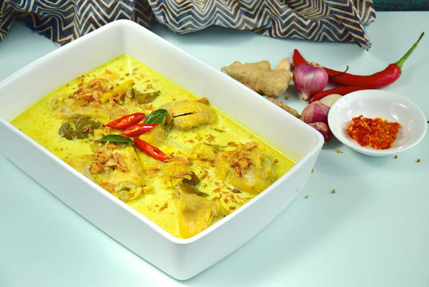 Opor ayam, pollo cocido en leche de coco y especias, originario de Java Central, Indonesia. Plato popular para lebarán o Eid al-Fitr - Foto, imagen