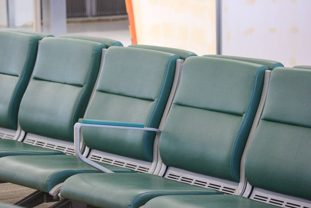 Assento de couro vazio para aguardar o embarque na zona termial do aeroporto
. - Foto, Imagem