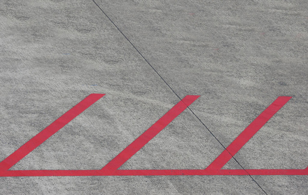Bemalte rote Parklinie auf Zement Erdgeschoss Hintergrund. - Foto, Bild