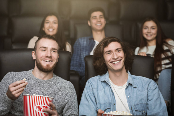 Ευτυχισμένοι θεατές απολαμβάνουν ενδιαφέρουσα ταινία στον κινηματογράφο - Φωτογραφία, εικόνα