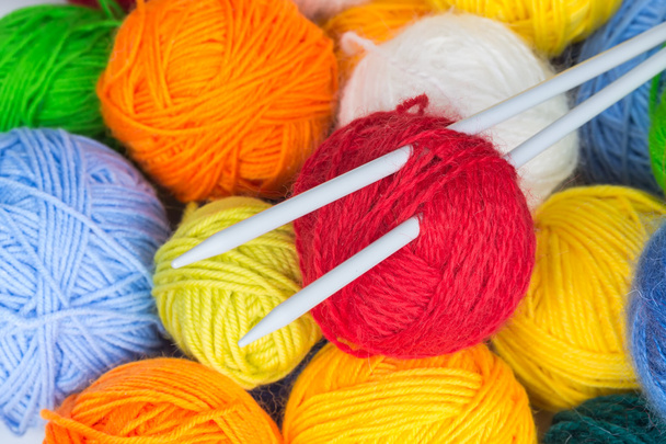 bolas de hilo de lana y agujas de tejer
 - Foto, imagen