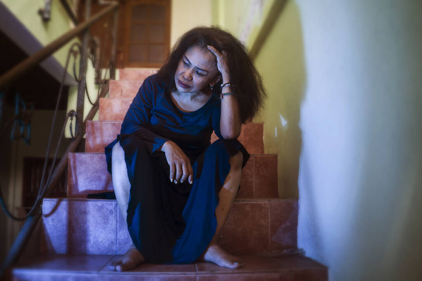 dramaattinen muotokuva 50s nainen masentunut portaikko kypsä nainen surullinen ja yksinäinen kärsivät masennus ja keski-iän kriisi istuu portaissa hylätty ja toivoton olo
 - Valokuva, kuva