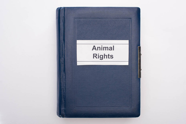vista superior de la inscripción de los derechos de los animales en el libro azul sobre fondo blanco
 - Foto, Imagen