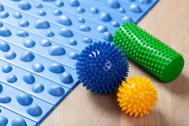 массаж резиновые шарики, подушки баланса, коврик и ролики для самомассажа и рефлексологии
 - Фото, изображение