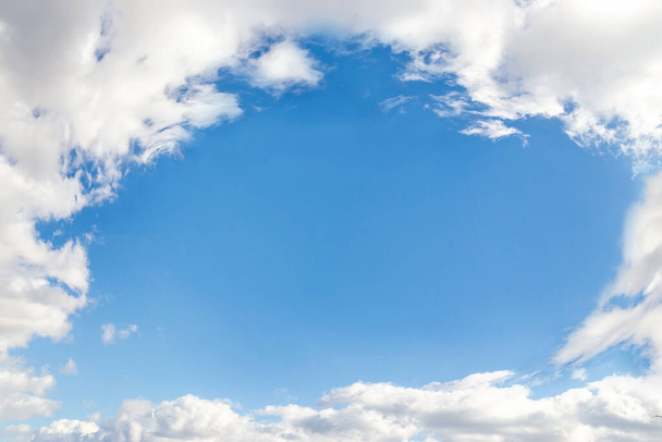 Μπλε φόντο στον αέρα. Ουρανός με σύννεφα φόντο που αποτελούν ένα φυσικό πλαίσιο. - Φωτογραφία, εικόνα
