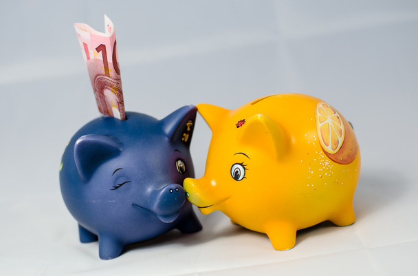Laranja e azul porquinho bancos com dinheiro
 - Foto, Imagem