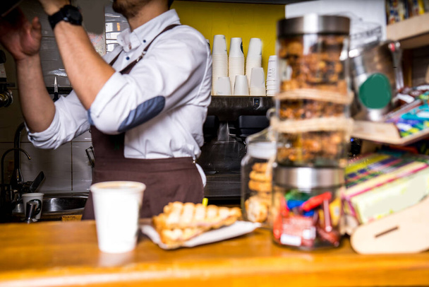 Koffie in de coffeeshop, barista voedsel achtergrond - Foto, afbeelding