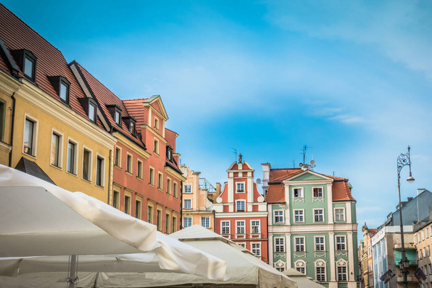 Place centrale du marché de Wroclaw avec de vieilles maisons colorées
 - Photo, image