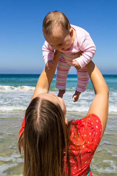 matka i cute dziewczynka dziecko na plaży - Zdjęcie, obraz
