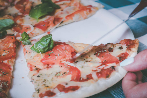 Pizza margarita on a plate - Foto, immagini