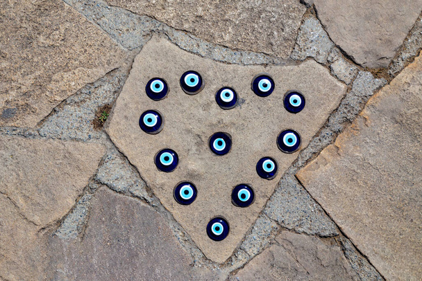 Serce wykonane z Nazara nazywane również The all seeing eye symbols. Valentine w koncepcji wschodniej. - Zdjęcie, obraz