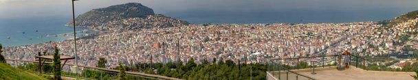 Vista para a cidade de Alanya ensolarado de cima de uma de suas montanhas
. - Foto, Imagem