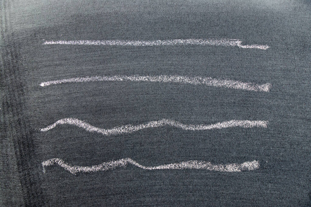 Dibujo de mano de tiza de color blanco en forma de conjunto de línea sobre fondo de tablero negro - Foto, imagen