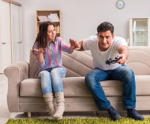 Familia joven que sufre de adicción a los juegos de ordenador - Foto, Imagen