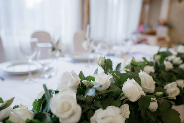 wedding decor on a table in a restaurant - Фото, изображение