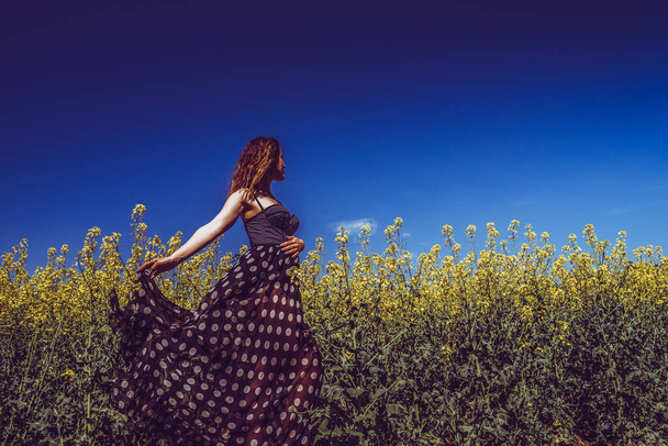 Una chica en un campo de colza
 - Foto, Imagen