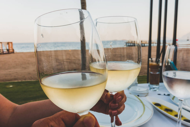 Cena en un hermoso restaurante en el mar
 - Foto, Imagen