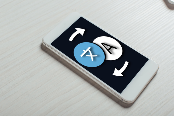 primer plano del smartphone con icono de traducción
 - Foto, imagen