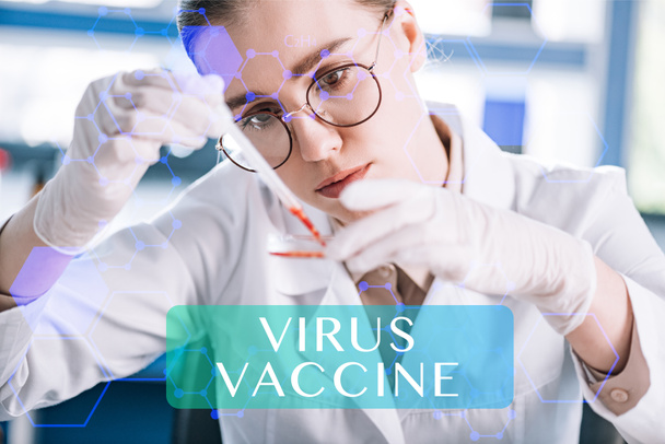 fuoco selettivo di immunologo attraente che tiene pipetta con liquido rosso in laboratorio, illustrazione del vaccino del virus
 - Foto, immagini