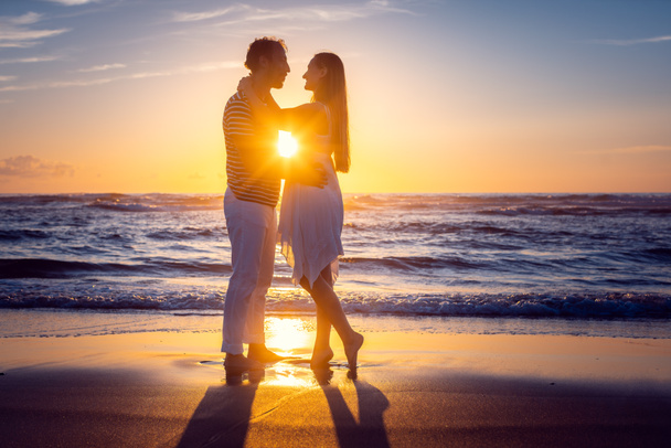 Romantický pár v lásce líbání na pláži při západu slunce - Fotografie, Obrázek