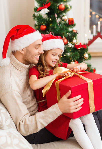 Smiling father and daughter opening gift box - Foto, Imagem