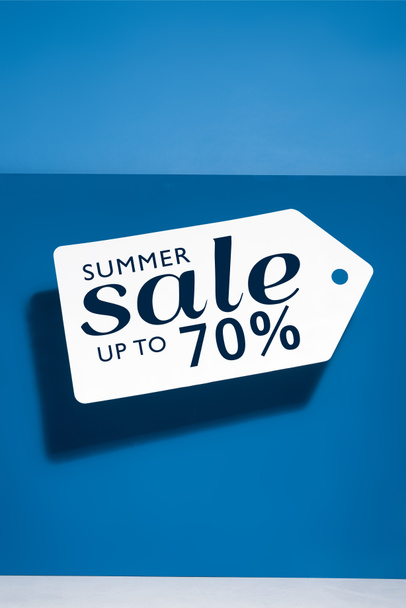 белый большой ценник с иллюстрацией летней распродажи на синем фоне
 - Фото, изображение