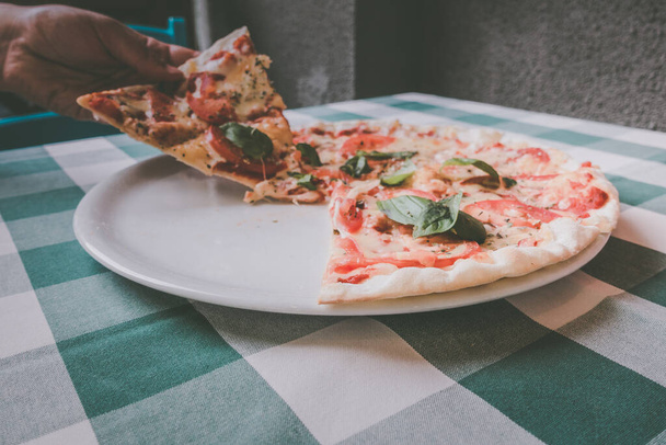 Bir tabakta Pizza margarita - Fotoğraf, Görsel