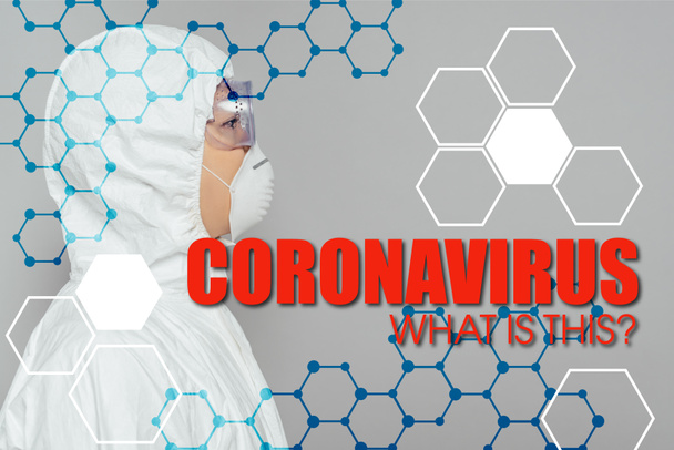vista lateral del epidemiólogo asiático en traje de hazmat y máscara respiratoria aislado en gris, ilustración coronavirus
  - Foto, Imagen