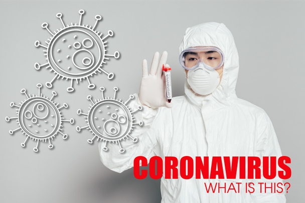 épidémiologiste asiatique en combinaison Hazmat et masque respirateur montrant éprouvette avec échantillon de sang sur fond gris, illustration coronavirus
  - Photo, image