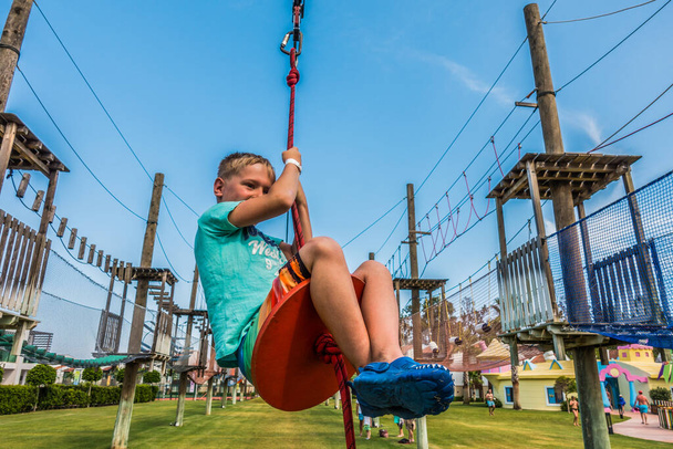 Chlapec jede na bungee v dětském parku - Fotografie, Obrázek